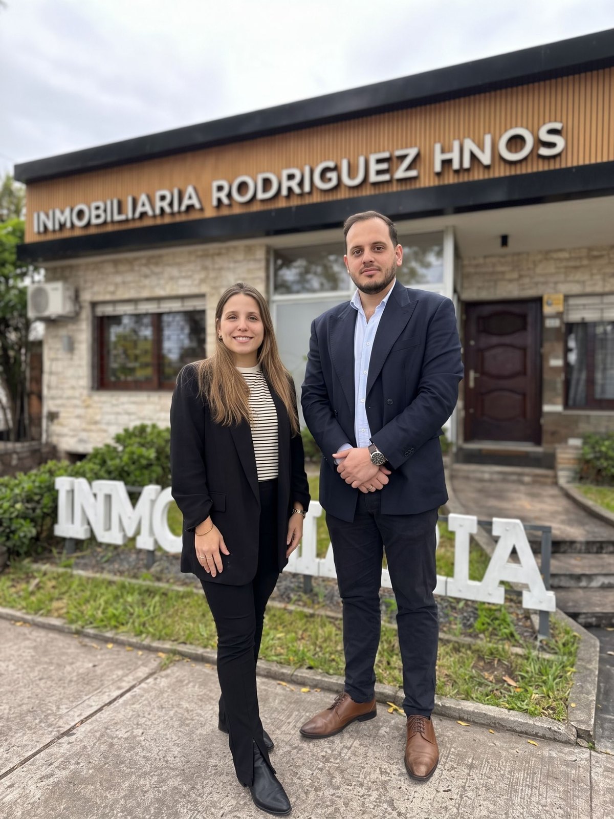 Alejandro y Natalia Rodríguez en la puerta de Inmobiliaria Rodríguez Hnos